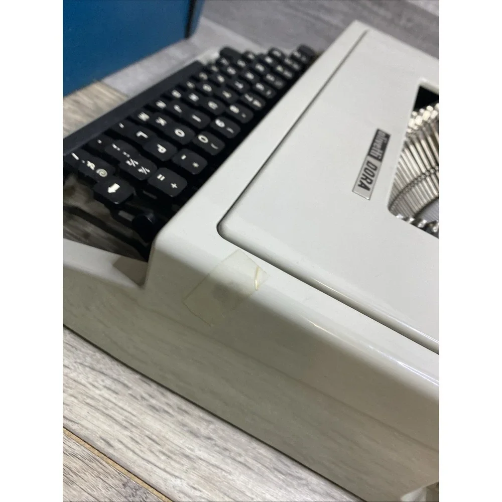 Vintage Olivetti dora typewriter- with original Case. Spain